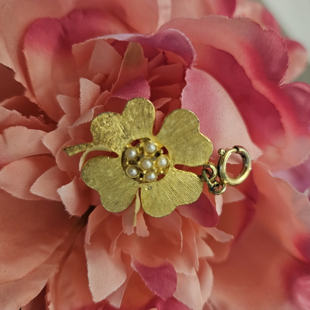 Vintage goldtone four leaf clover charm